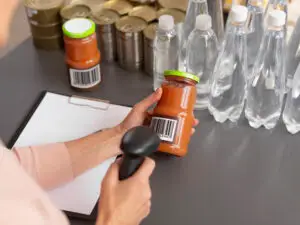 volunteer-scanning-food-donations-charity Fiche de production et suivi de traçabilité des denrées alimentaires